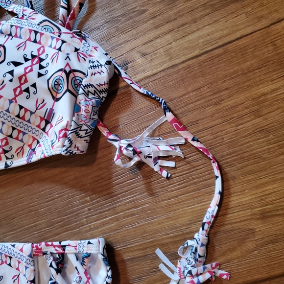 White Pattern Crisscross bikini - Picture 5 of 10